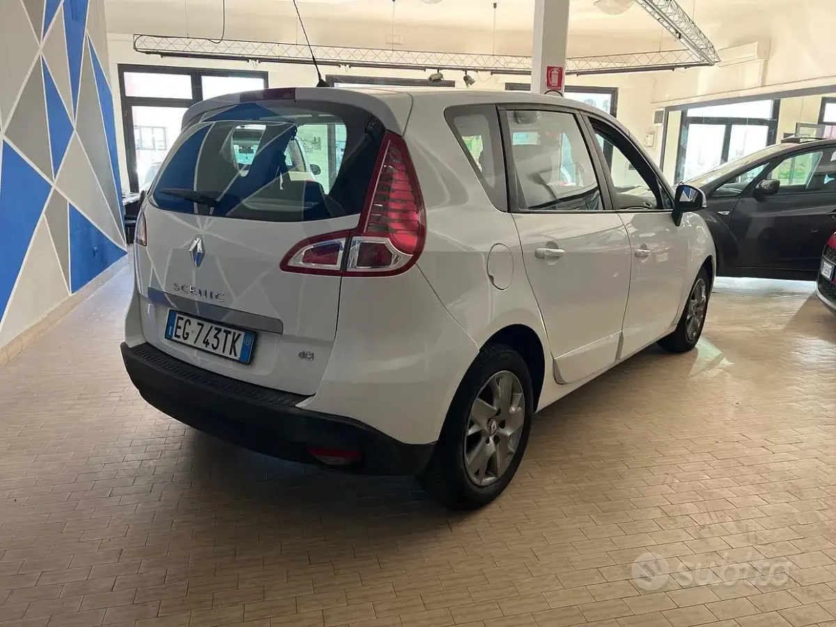 Usata Renault Scénic Luxe 110 CV (80 kW) 2011 Bianco Monovolume