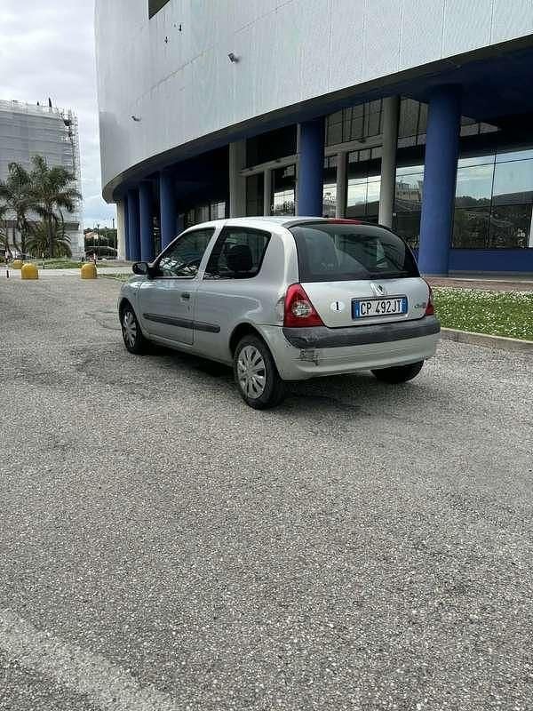 Käytetty Renault Clio II 82 HP (60 kW) 2005 Harmaa Sedan