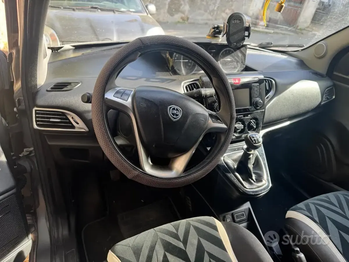 Usata Lancia Ypsilon 69 CV (50 kW) 2016 Grigio Utilitaria