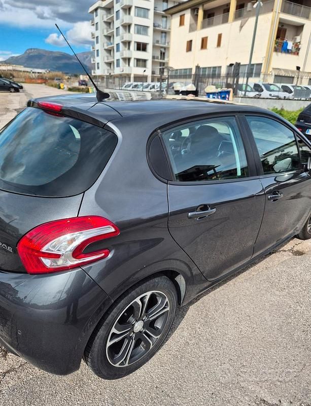 Usata Peugeot 208 Active 68 CV (50 kW) 2014 Grigio Utilitaria