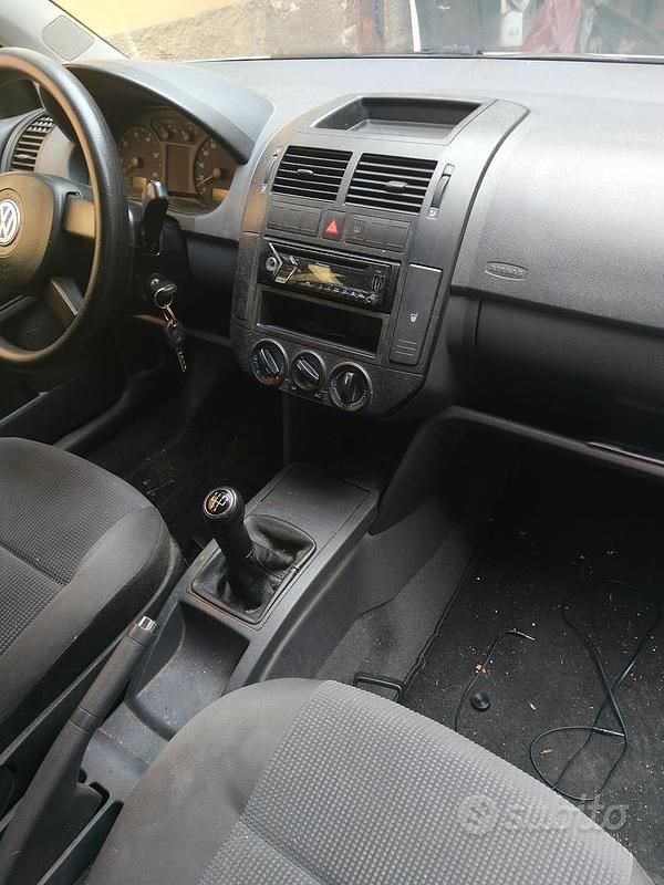 Grigio Usata 2002 VW Polo Due volumi | 1500 € (Buon prezzo) - Immagine 1/4