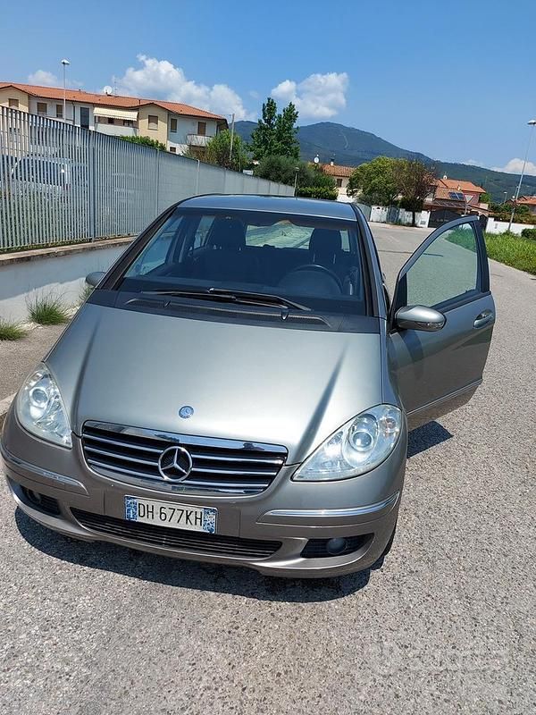 Grigio Usata 2007 Mercedes A180 Avantgarde Tre volumi | 2600 € (Buon prezzo) - Immagine 1/4