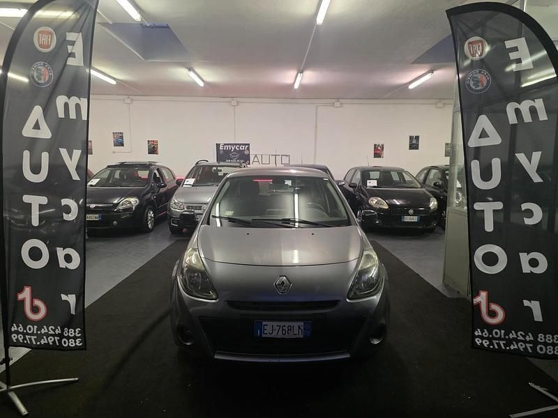 Grigio Usata 2011 Renault Clio II Tre volumi | 3290 € (Buon prezzo) - Immagine 1/4
