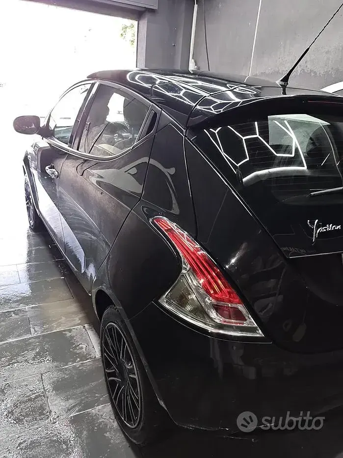Usata Lancia Ypsilon 69 CV (50 kW) 2018 Nero Utilitaria