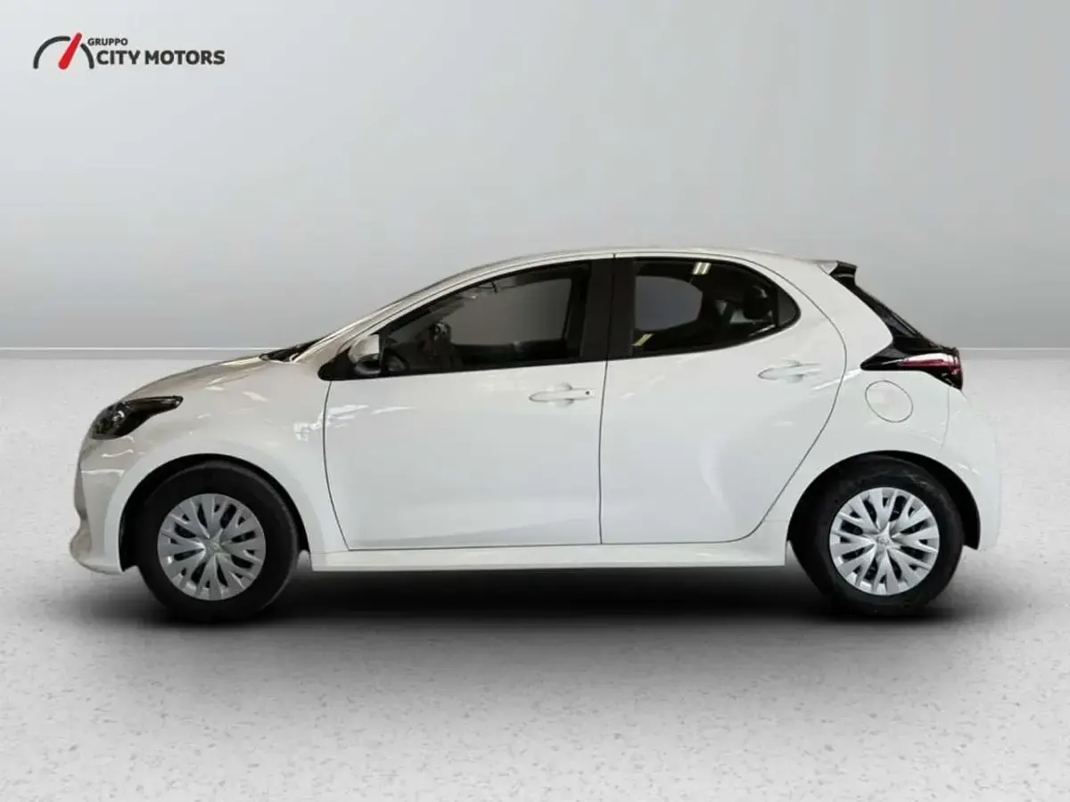 Usata Toyota Yaris Hybrid Active 116 CV (85 kW) 2024 Bianco Berlina