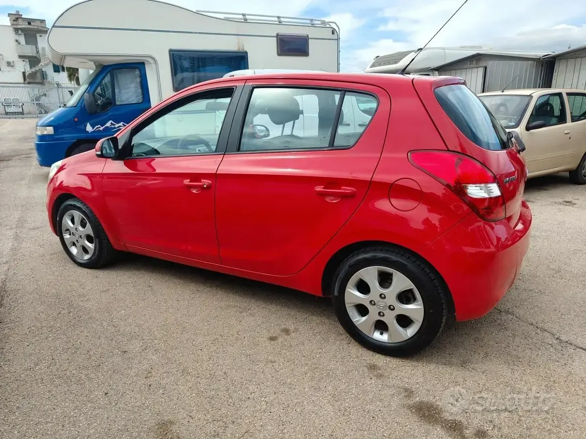 Usata Hyundai i20 Comfort 90 CV (66 kW) 2011 Rosso Utilitaria