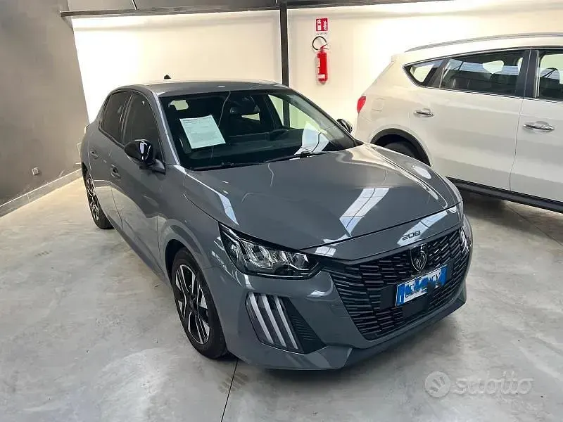 Usata Peugeot 208 Allure 101 CV (74 kW) 2025 Grigio Utilitaria