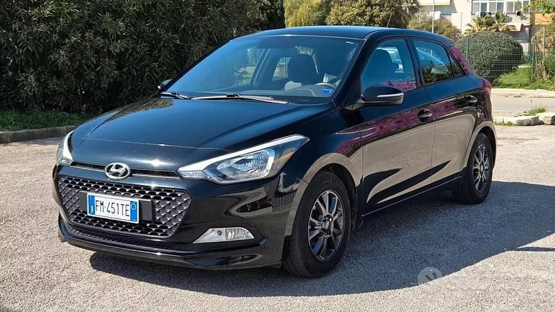 Usata Hyundai i20 Blackline 73 CV (53 kW) 2018 Nero Berlina