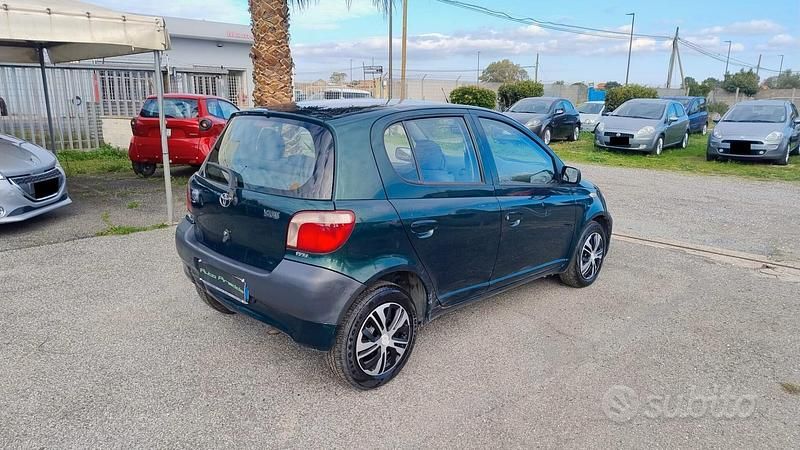 Usata Toyota Yaris 67 CV (49 kW) 2002 Verde Berlina