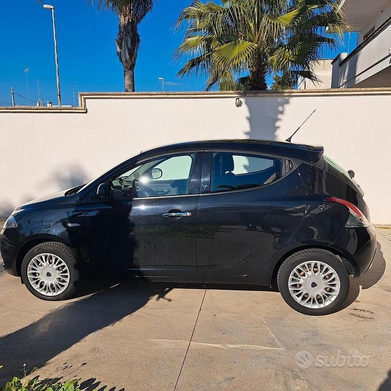 Usata Lancia Ypsilon Platinum 69 CV (50 kW) 2017 Nero Utilitaria