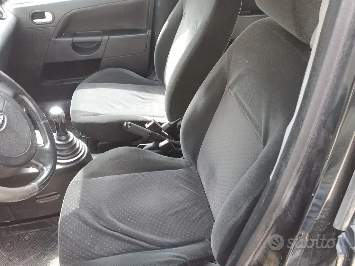 Usata Ford Fiesta 68 CV (50 kW) 2005 Nero Utilitaria