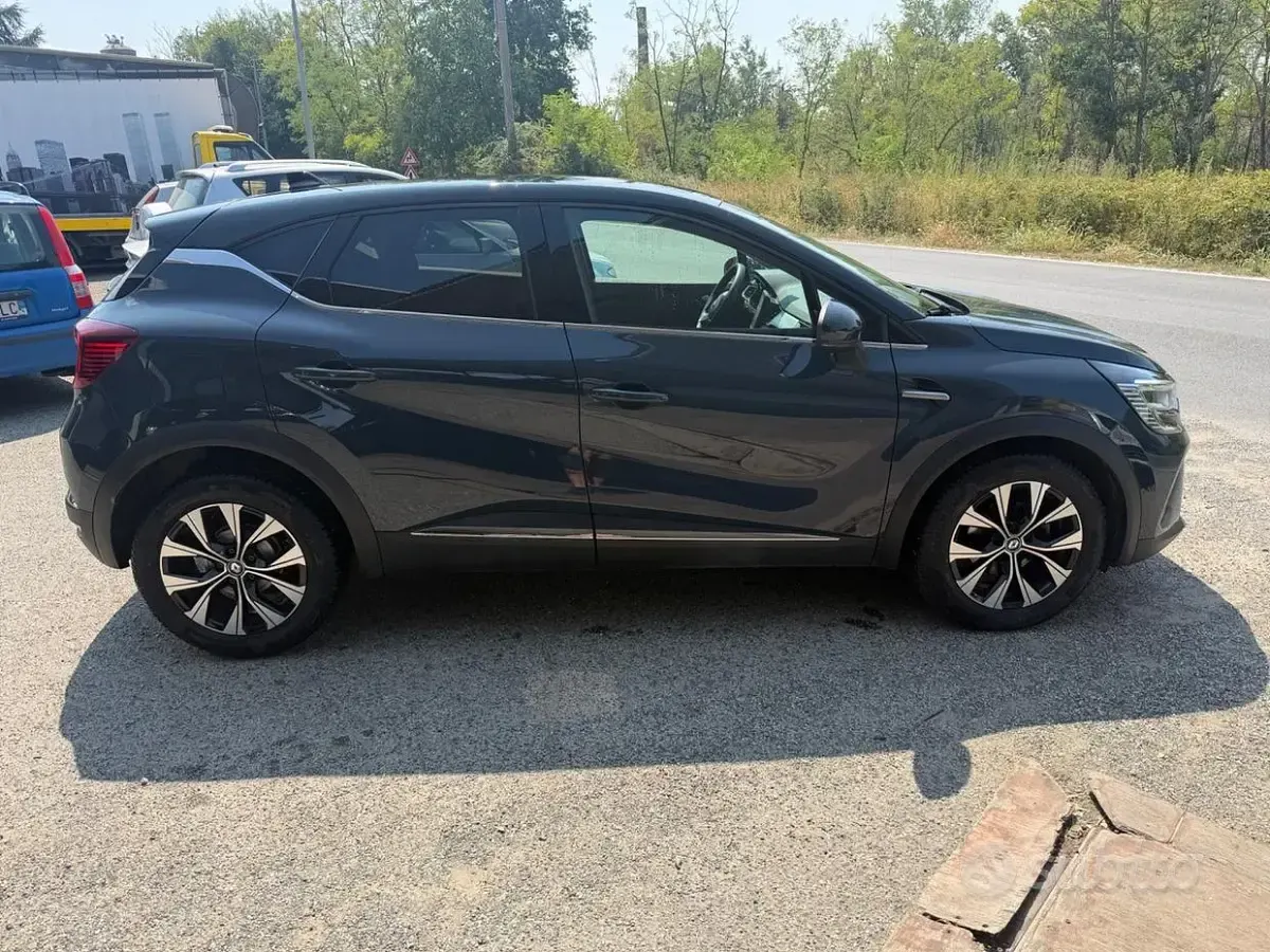 Usata Renault Captur Techno 101 CV (74 kW) 2022 Grigio SUV