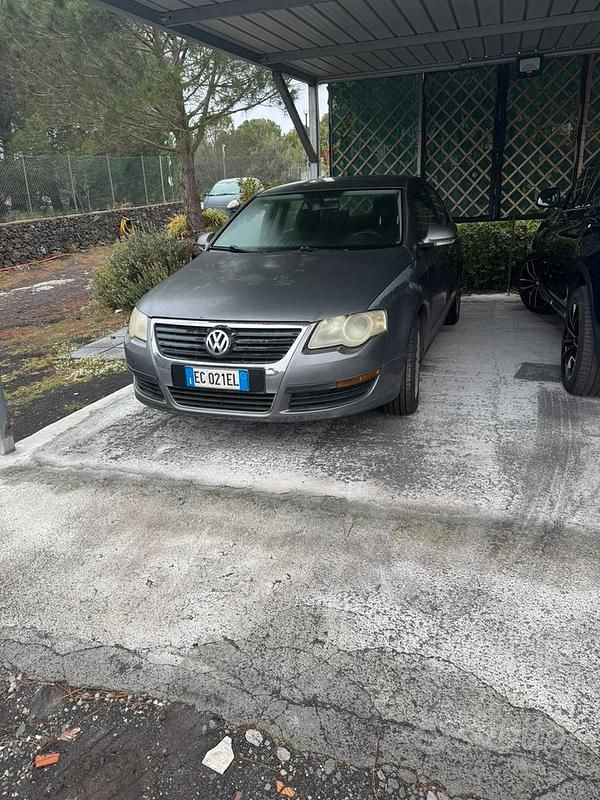 Usata VW Passat 105 CV (77 kW) 2010 Grigio Berlina