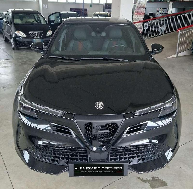 Käytetty Alfa Romeo Junior Edizione Speciale 136 HP (100 kW) 2025 Musta Katumaasturi