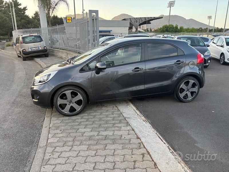 Usata Kia Rio EX 75 CV (55 kW) 2012 Grigio Berlina