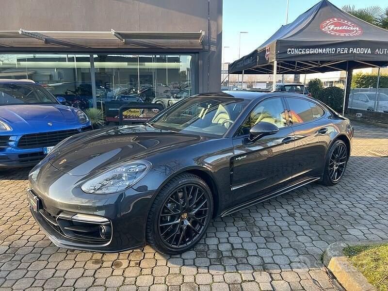 Usata Porsche Panamera 462 CV (339 kW) 2019 Grigio vulcano Berlina