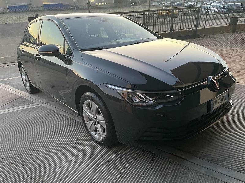 Usata VW Golf VIII Life 110 CV (80 kW) 2023 Grigio finanza Berlina