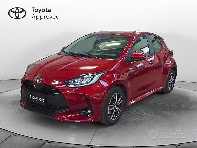 Rosso Usata 2021 Toyota Yaris Hybrid Trend Tre volumi | 16.950 € (Buon prezzo) - Immagine 1/3