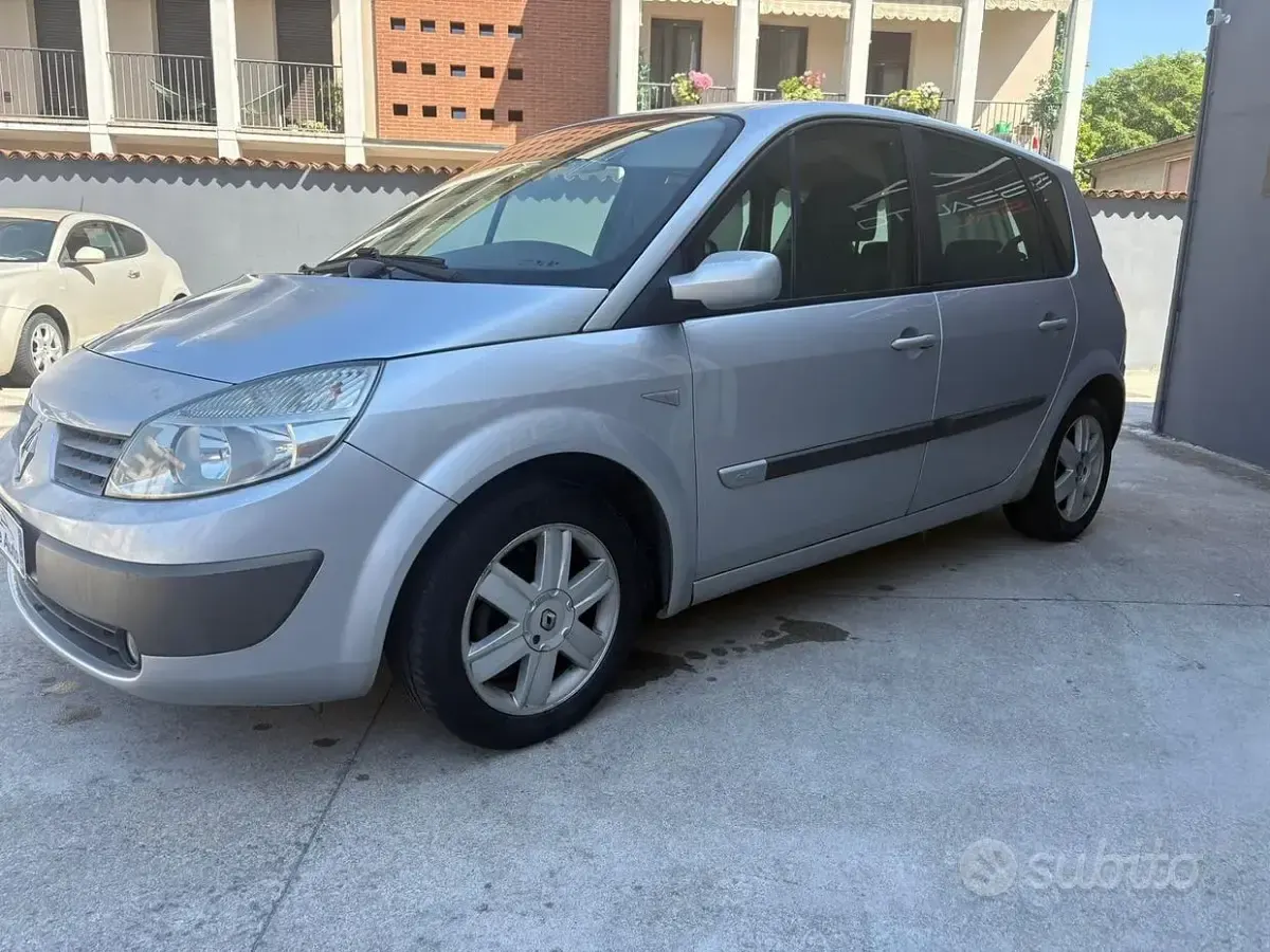 Usata Renault Grand Scénic II 106 CV (77 kW) 2006 Grigio Monovolume