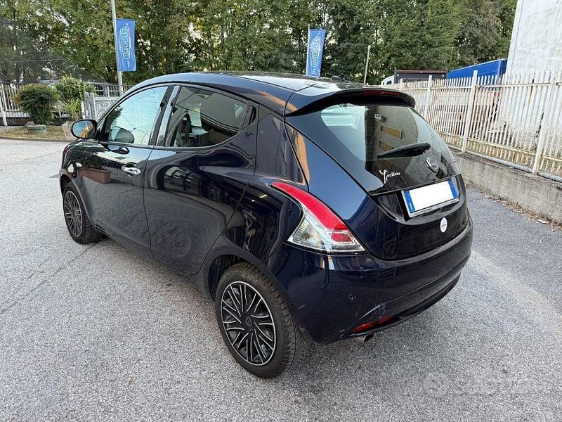 Usata Lancia Ypsilon Gold 70 CV (51 kW) 2021 Blu metallizzato Utilitaria