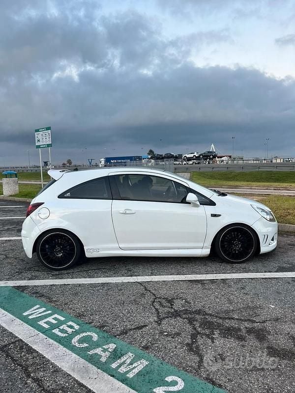 Usata Opel Corsa OPC 240 CV (176 kW) 2010 Bianco Utilitaria