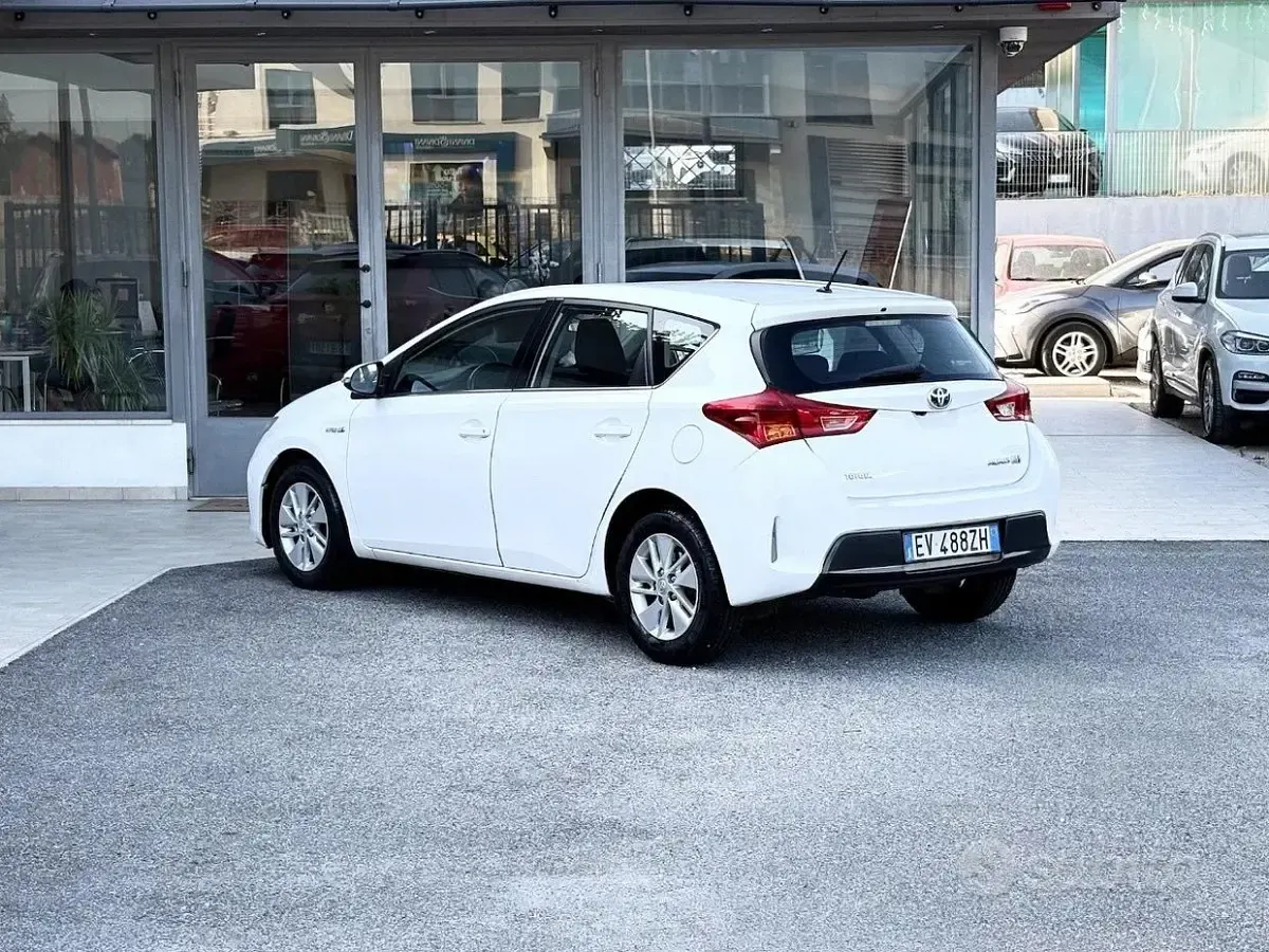 Usata Toyota Auris Hybrid 99 CV (72 kW) 2014 Bianco Berlina