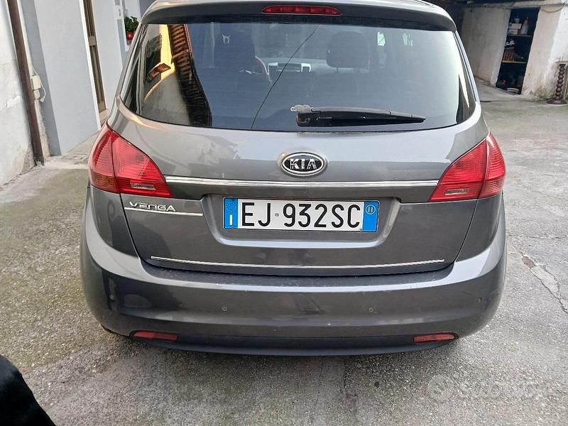 Usata Kia Venga LX 90 CV (66 kW) 2011 Nero Utilitaria