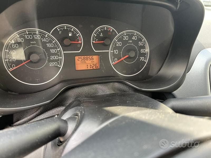 Usata Fiat Grande Punto 77 CV (56 kW) 2010 Nero Utilitaria