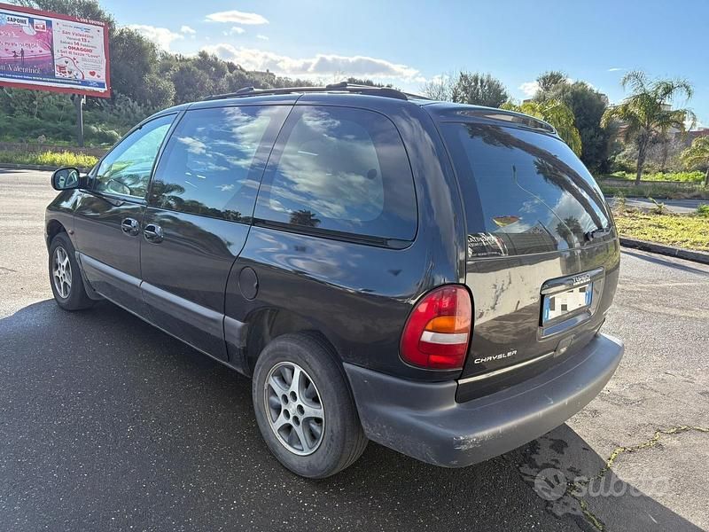 Usata Chrysler Voyager 143 CV (105 kW) 2001 Nero Monovolume