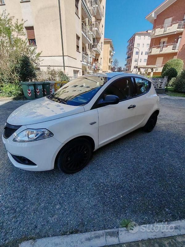 Usata Lancia Ypsilon 69 CV (50 kW) 2018 Bianco Utilitaria
