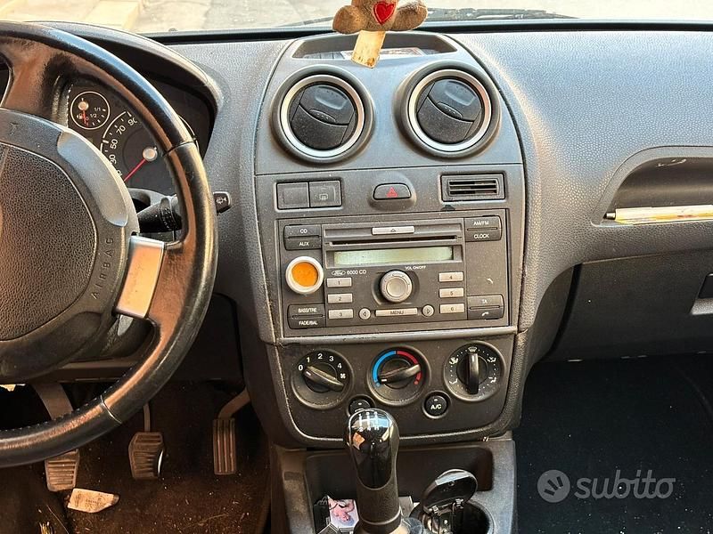 Usata Ford Fiesta 68 CV (50 kW) 2007 Grigio Utilitaria