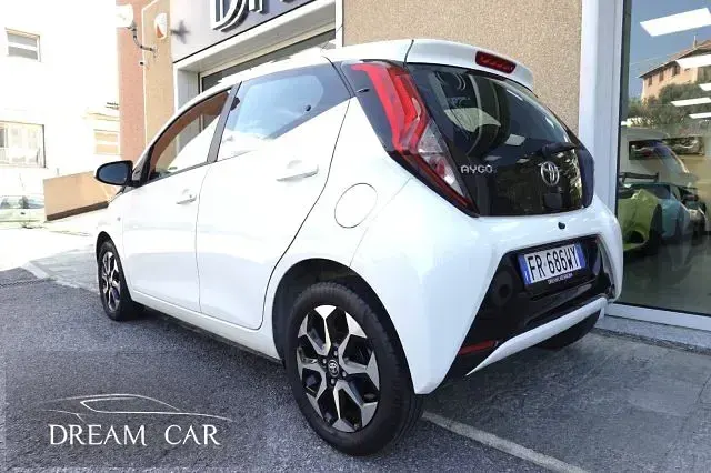 Usata Toyota Aygo X-play 72 CV (52 kW) 2018 Bianco pastello Utilitaria