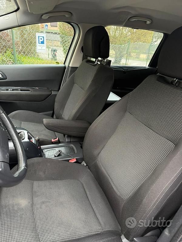 Usata Peugeot 5008 112 CV (82 kW) 2011 Grigio Monovolume