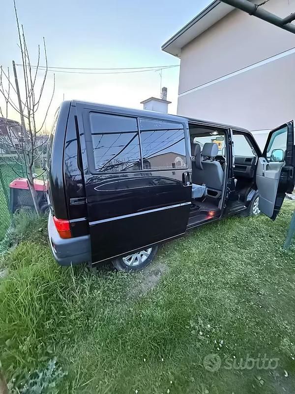 Usata VW Caravelle 102 CV (75 kW) 2004 Nero Furgone