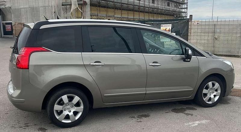 Usata Peugeot 5008 Business-Line 111 CV (81 kW) 2011 Bronzo Monovolume