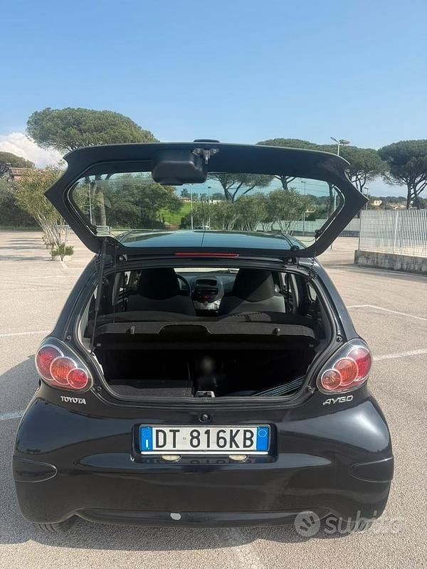 Second-hand Toyota Aygo 68 CP (50 kW) 2010 Negru Hatchback
