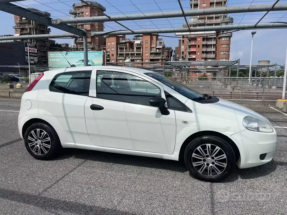 Usata Fiat Grande Punto 77 CV (56 kW) 2011 Bianco Utilitaria