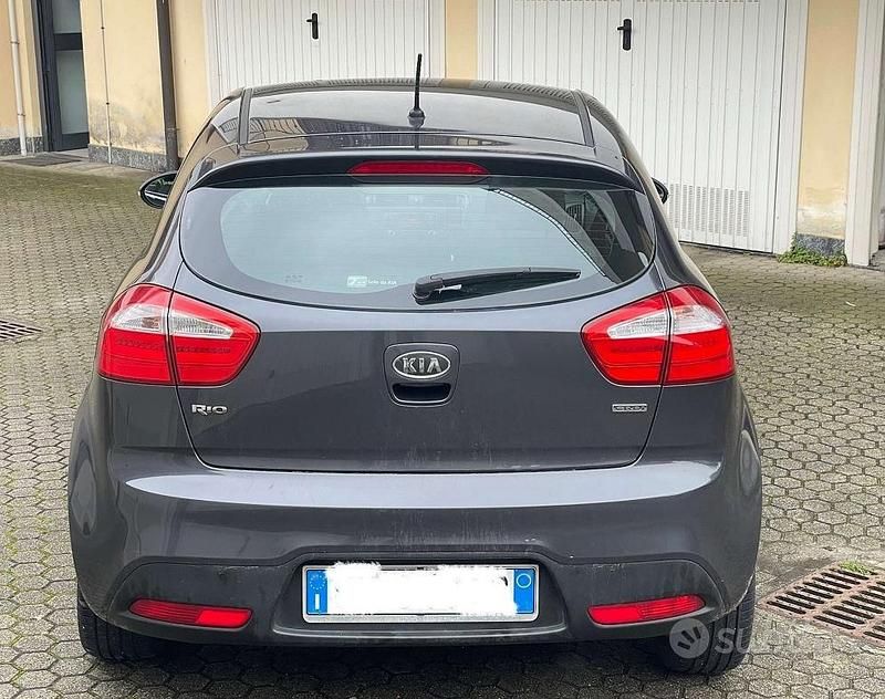 Usata Kia Rio 90 CV (66 kW) 2012 Grigio Utilitaria