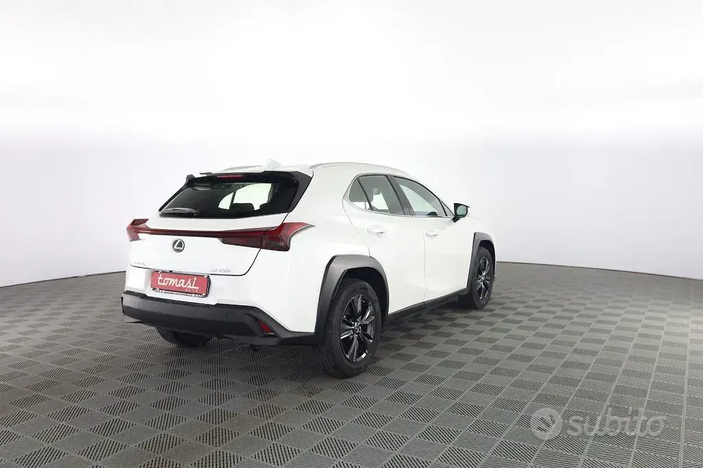 Usata Lexus UX 152 CV (111 kW) 2024 Bianco perla SUV