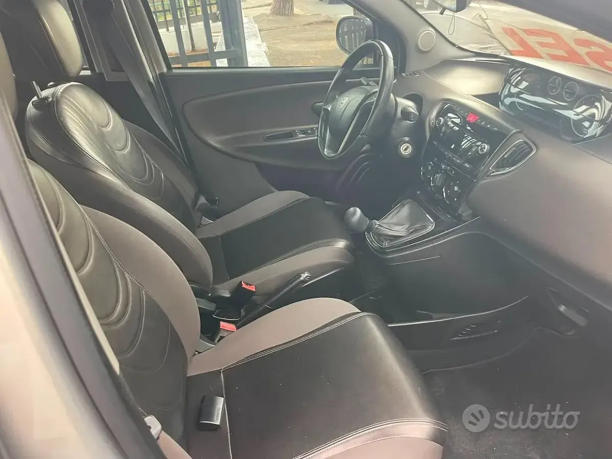 Usata Lancia Ypsilon Gold 75 CV (55 kW) 2012 Marrone Utilitaria