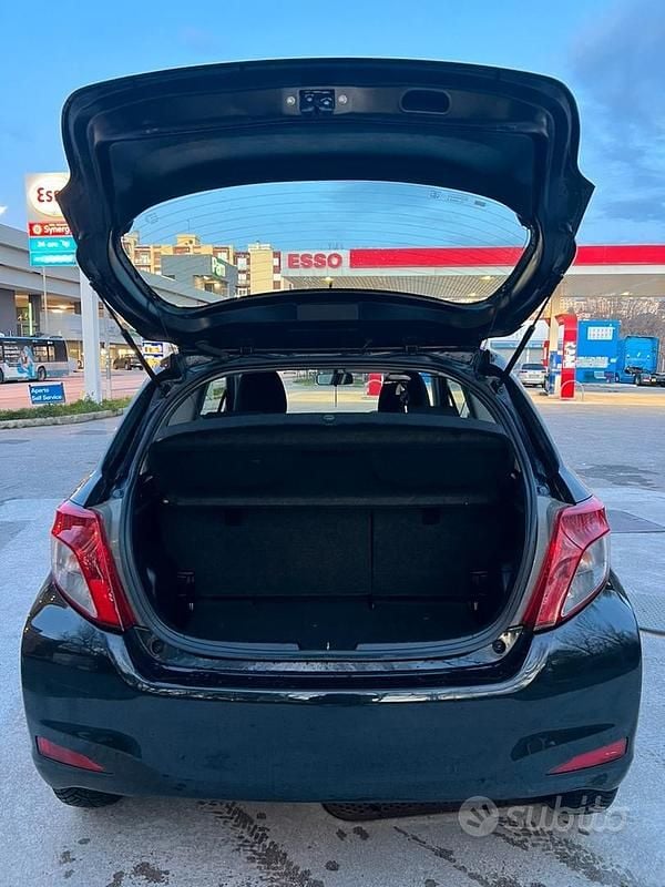 Second-hand Toyota Yaris 69 CP (50 kW) 2013 Negru Hatchback