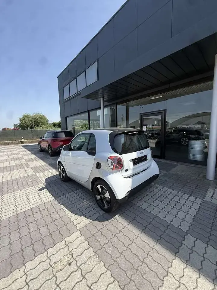 Usata Smart ForTwo Coupé Passion 41 kW (56 CV) 2024 Eaz bodypanel in white Utilitaria