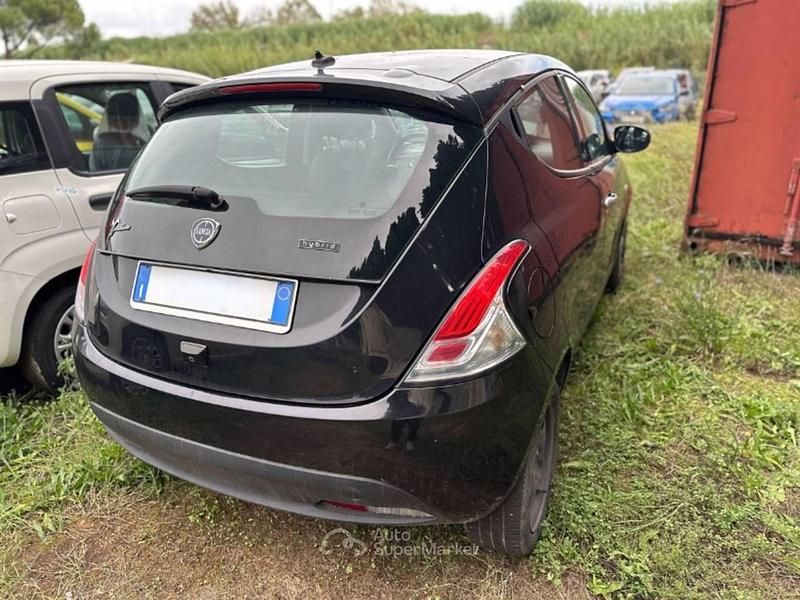 Usado Lancia Ypsilon Gold 70 HP (51 kW) 2023 Preto Citadino