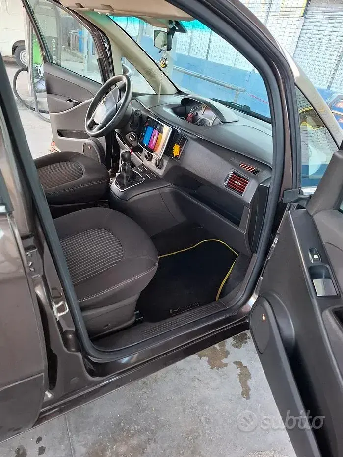 Usata Lancia Musa 90 CV (66 kW) 2008 Marrone Monovolume