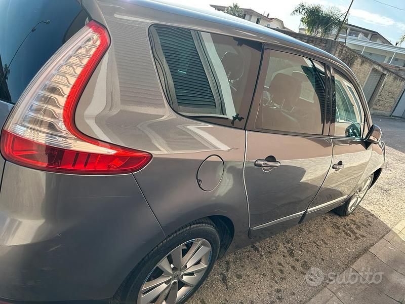 Usata Renault Grand Scénic 105 CV (77 kW) 2012 Grigio Monovolume