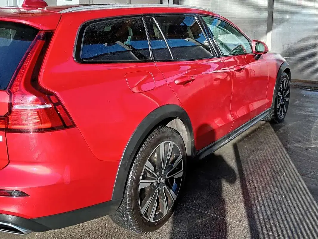 Usata Volvo V60 CC Pro 200 CV (147 kW) 2020 Rosso Station wagon