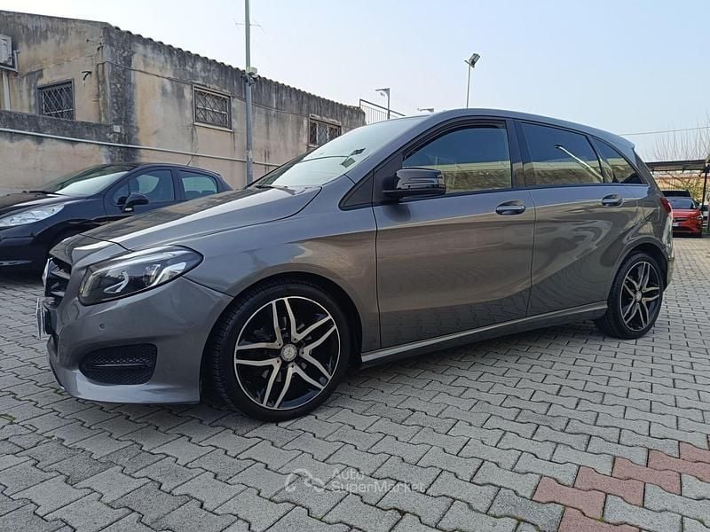 Usata Mercedes B200 136 CV (100 kW) 2016 Grigio Monovolume