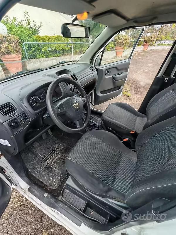 Usata Opel Agila Club 69 CV (50 kW) 2005 Bianco Monovolume