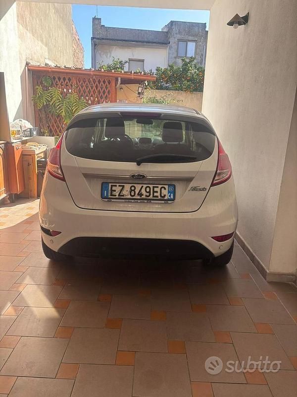 Usata Ford Fiesta 80 CV (58 kW) 2015 Bianco Utilitaria