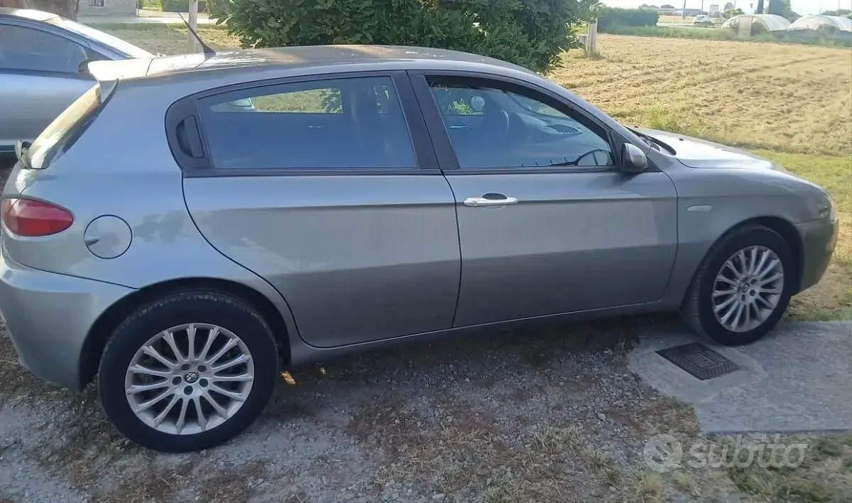 Usata Alfa Romeo 147 150 CV (110 kW) 2005 Grigio Utilitaria